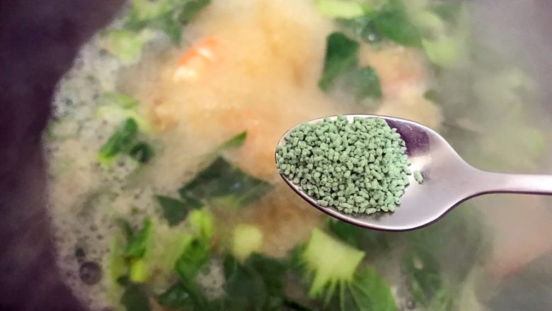 春暖花开の鲜掉眉毛的小油菜大虾鲜汤,加一丢丢蔬之鲜(鸡精),搅拌均匀,即可