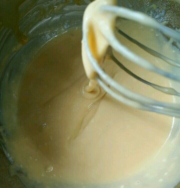 紫薯蛋糕卷,翻拌至顺滑,放一边备用。