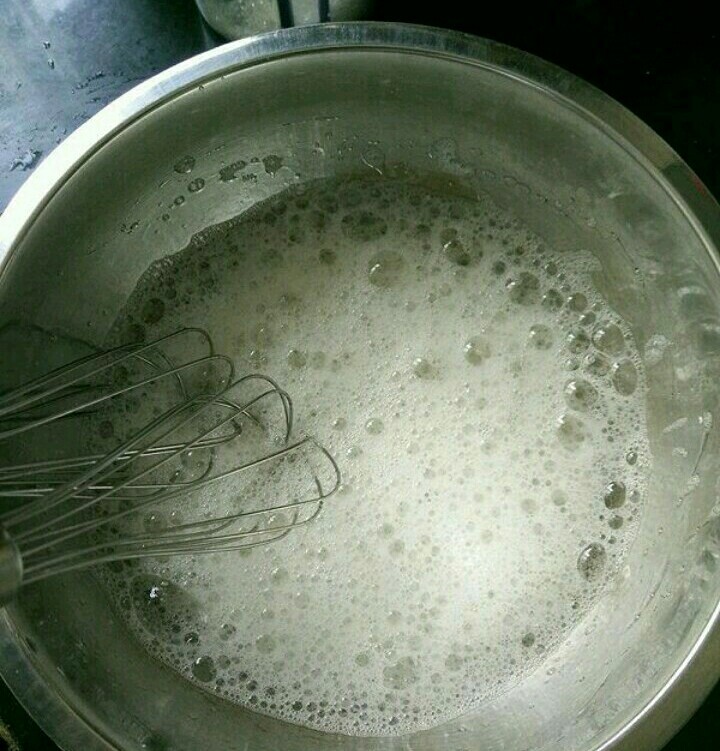 紫薯蛋糕卷,蛋清放几滴醋,用打蛋器打到粗泡,加入三分之一<a style='color:red;display:inline-block;' href='/shicai/ 3729'>白糖</a>。