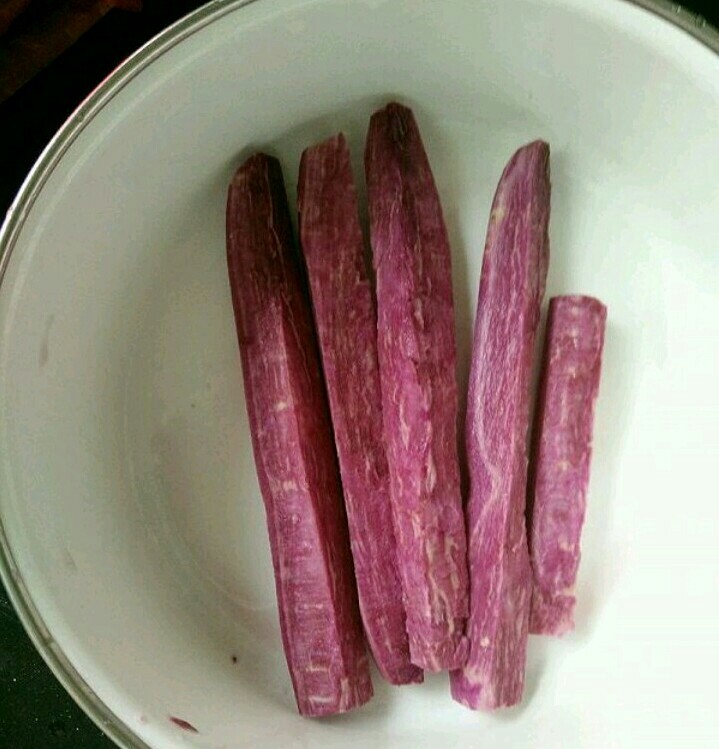紫薯蛋糕卷,紫薯提前上锅蒸熟,凉凉。