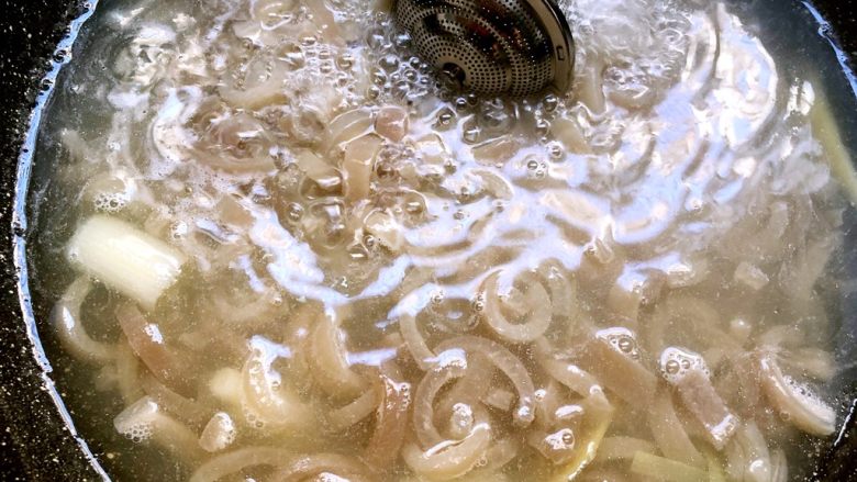 好滋味皮冻,煮好以后把香料盒、大葱、姜片挑出来(肉皮煮好的状态就是用筷子一夹就断,而且肉皮和水齐平)
