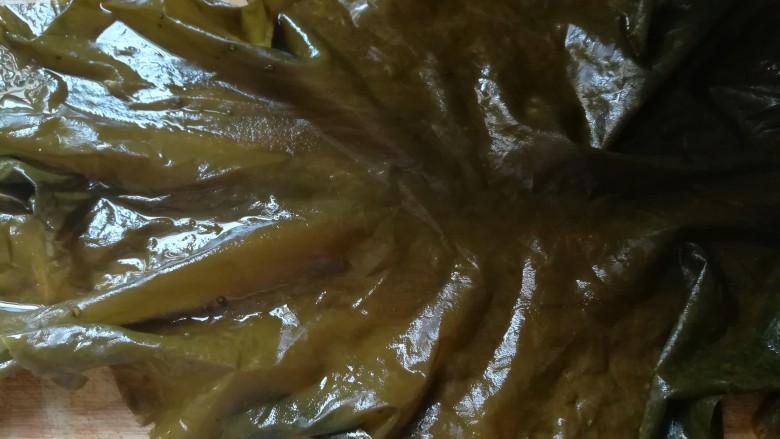 最简单、最长寿的汤,海带排骨汤,清洗后的海带,很漂亮,是不是?
海带千万不要浸泡,不然很不好切,更无法打结。
