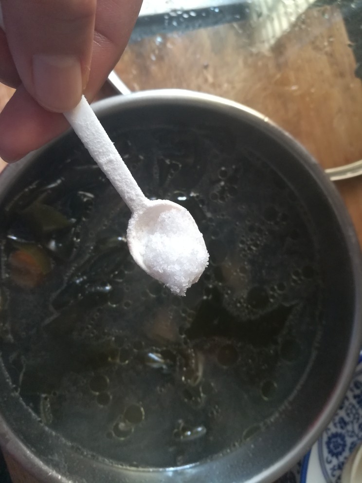 最简单、最长寿的汤,海带排骨汤,蒸一个小时以上,出锅。
加盐巴