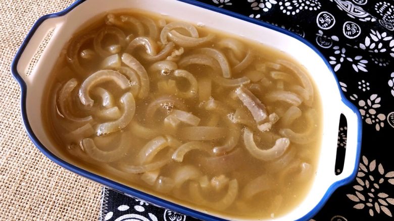 好滋味皮冻,晾凉以后包上保鲜膜,放入冰箱冷藏一个晚上