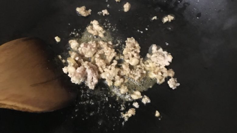 番茄肉沫拌面,热锅少许油，翻炒肉沫至变色 把姜片挑出来。