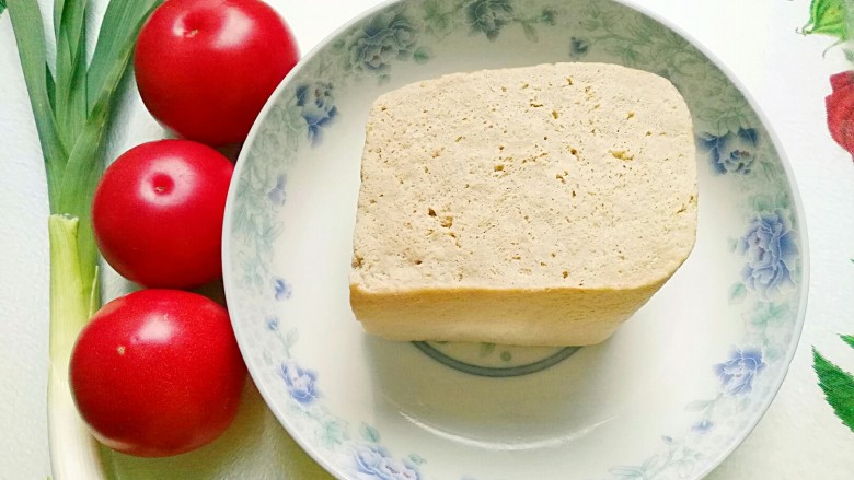 番茄黄豆酱炖冻豆腐,豆腐焯水后晾凉放冰箱冷冻24小时,食用时提前拿出自然解冻