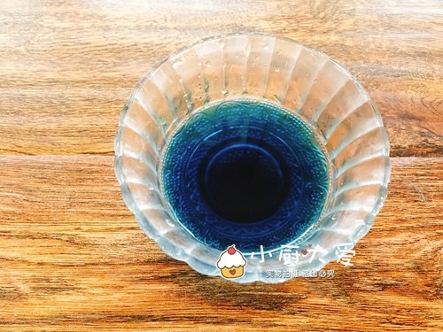 水晶星空汤圆,蝶豆花放入碗里加入开水浸泡20分钟,然后再烧开,取出蝶豆花的水90克