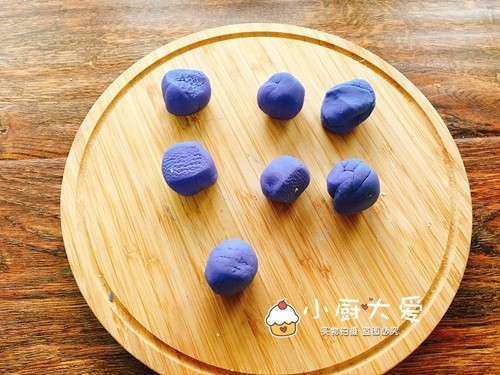 水晶星空汤圆,醒好的粉团分成大小均匀的剂子