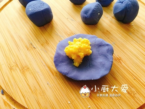 水晶星空汤圆,取一个压扁,放入奶黄馅