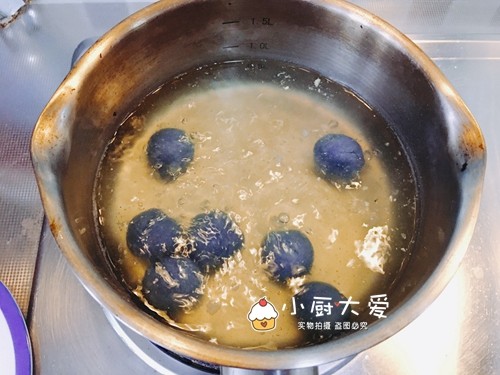 水晶星空汤圆,包好的汤圆放入沸水锅里煮至汤圆浮起后再煮五分钟