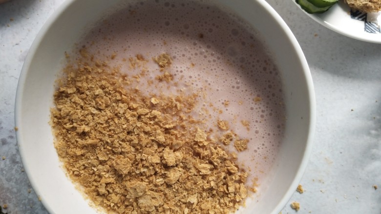 风靡欧洲的健康网红~粉色Smoothie Bowl,打好的酸奶放入碗内,再平铺澳洲即食<a style='color:red;display:inline-block;' href='/shicai/ 495'>燕麦</a>。