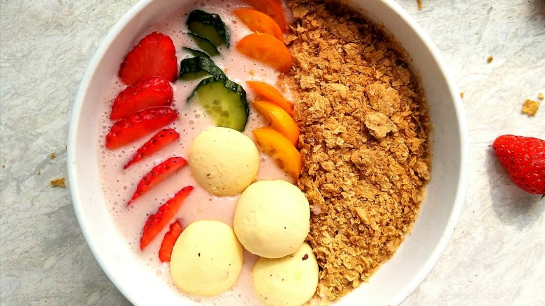 风靡欧洲的健康网红~粉色Smoothie Bowl,平铺草莓片，金桔片，<a style='color:red;display:inline-block;' href='/shicai/ 54'>黄瓜</a>片，<a style='color:red;display:inline-block;' href='/shicai/ 6479'>小饼干</a>。