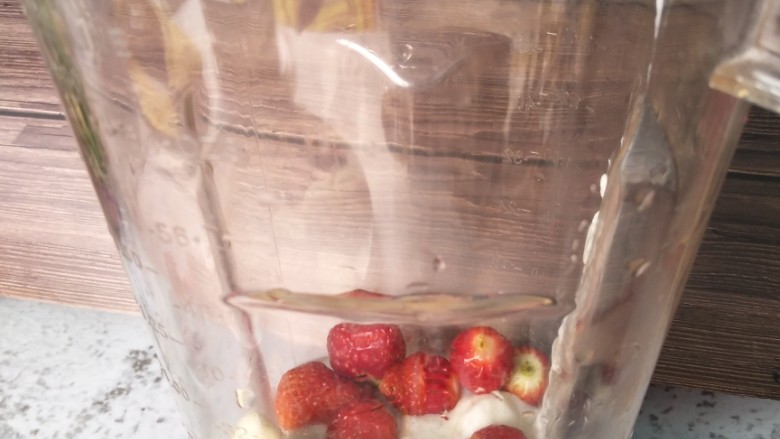 风靡欧洲的健康网红~粉色Smoothie Bowl,料理机放入香蕉,冻好的草莓🍓,蜂蜜。