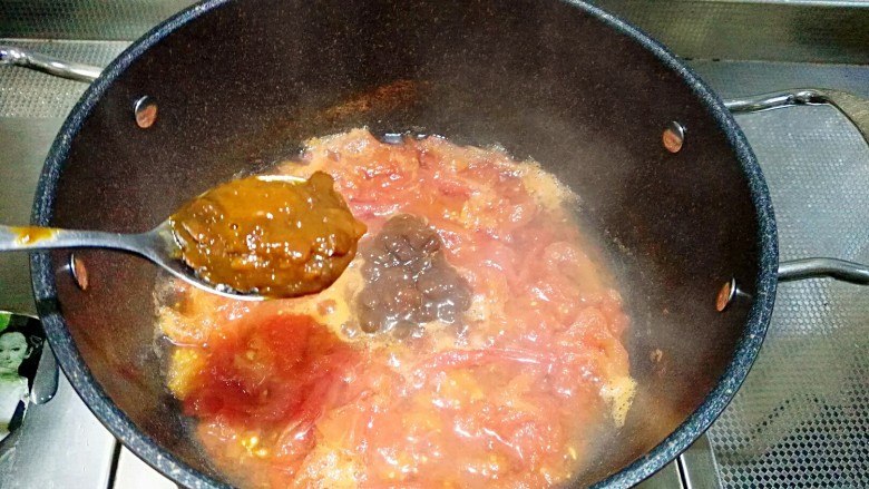 番茄黄豆酱炖冻豆腐,番茄煮软成酱,加入<a style='color:red;display:inline-block;' href='/shicai/ 4510'>黄豆酱</a>拌匀