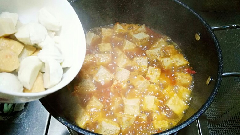 番茄黄豆酱炖冻豆腐,倒入海鲜丸继续煮10分钟,让食材充分吸收汤汁