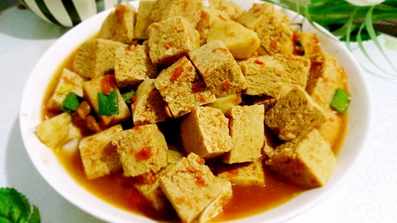 番茄黄豆酱炖冻豆腐,成品酸香适口,很开胃哦