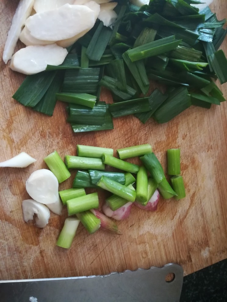 超级入味又好吃的淮山花生碎,蒜分成蒜白和蒜绿