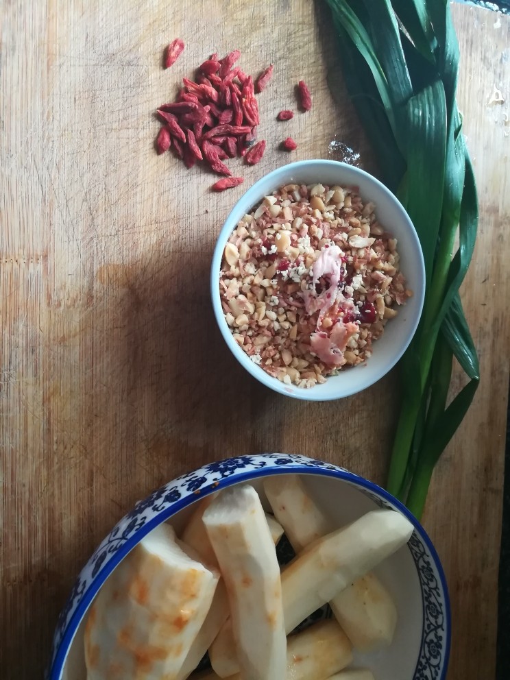 超级入味又好吃的淮山花生碎,淮山玉米碎食材合影。