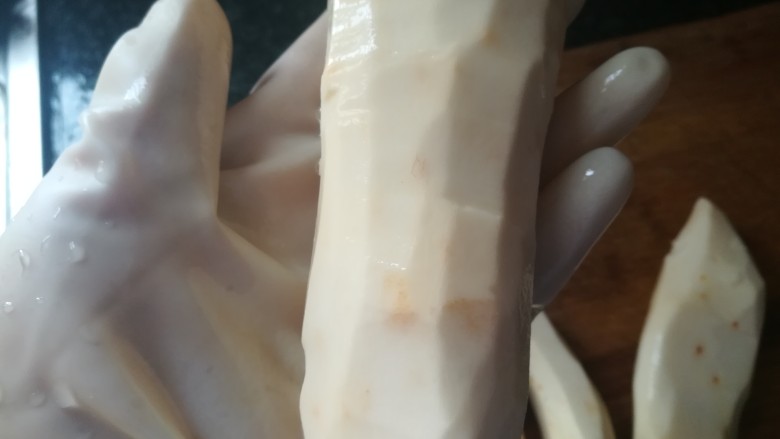 超级入味又好吃的淮山花生碎,像我这样戴着手套去皮哦，不然淮山的粘液会让手很痒。
忘了戴手套，去皮结束后可以用热水泡几分钟就好了。