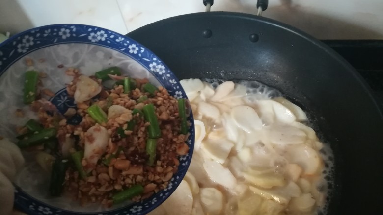 超级入味又好吃的淮山花生碎,水快干时候，加入刚刚炒好的玉米碎和蒜白