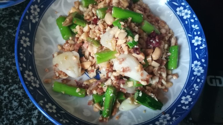 超级入味又好吃的淮山花生碎,翻炒爆出香味后，装起备用。