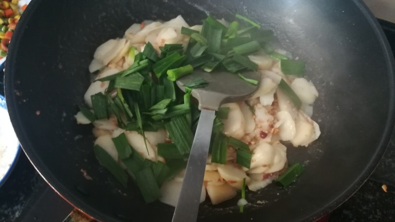 超级入味又好吃的淮山花生碎,加入蒜叶翻炒