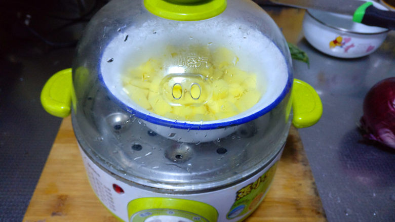 缓解春节油腻清口营养东北饭包,将装有土豆块的碗放入蒸锅中,蒸30分钟左右,制作土豆泥。