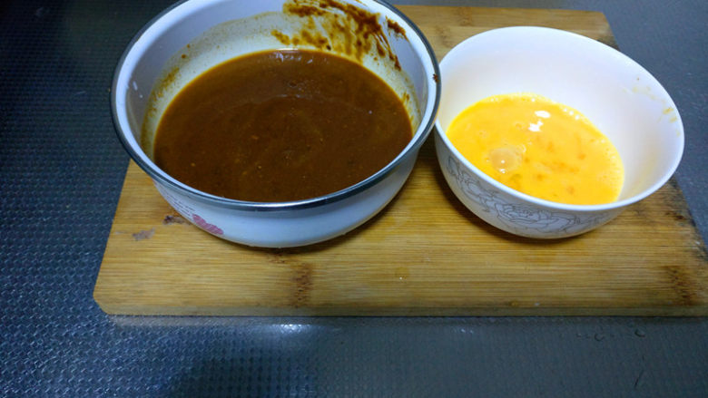 缓解春节油腻清口营养东北饭包,鸡蛋打散,豆瓣酱放入碗中,加凉白开稀释豆瓣酱并活开,可以放入少量的糖减少咸度和提鲜。