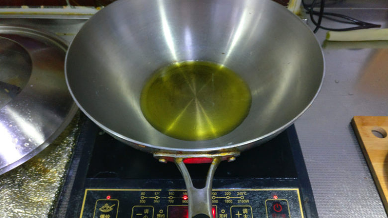 缓解春节油腻清口营养东北饭包,锅中放入适量的油,烧开后放入鸡蛋用。