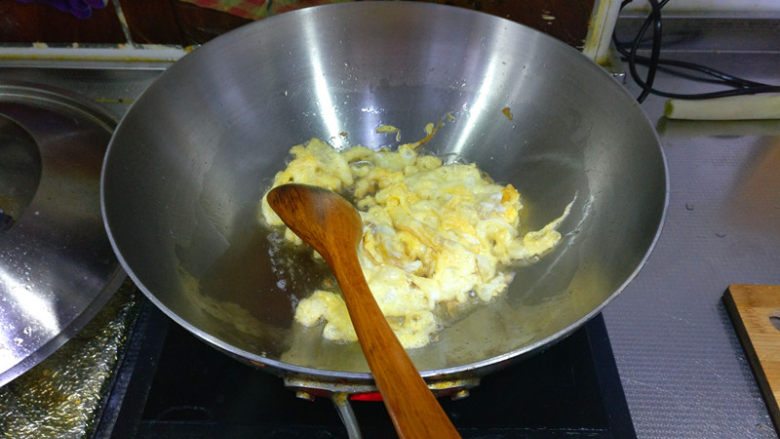 缓解春节油腻清口营养东北饭包,翻炒鸡蛋,建议翻炒时间长一点,鸡蛋出嘎后能去掉腥味。