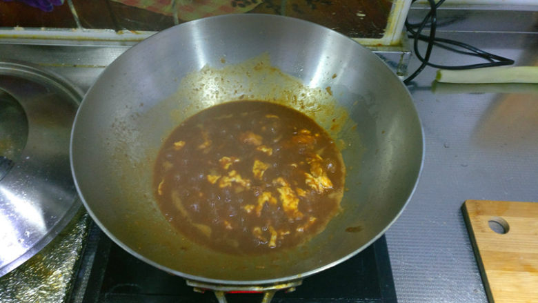 缓解春节油腻清口营养东北饭包,鸡蛋炒好后加入稀释后的豆瓣酱,用铲子翻炒,防止糊锅,出现小气泡后即可出锅。