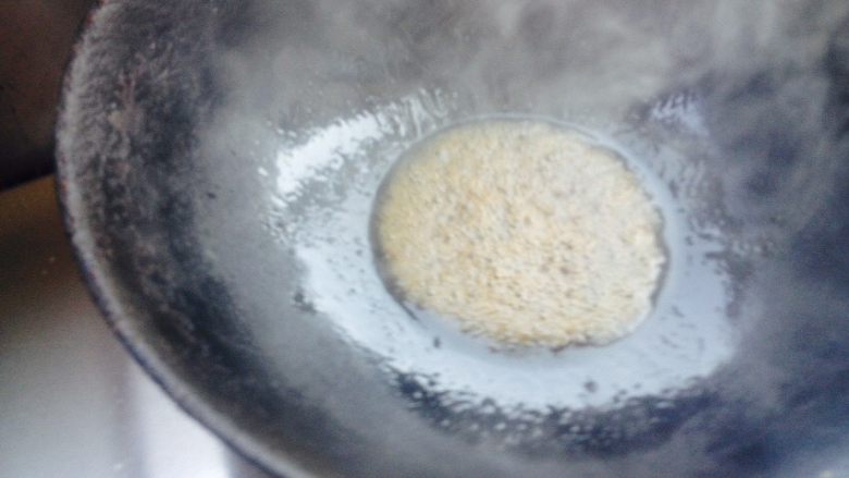 柠香排骨,融化起小泡,倒入排骨翻炒均匀上色