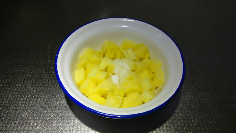 缓解春节油腻清口营养东北饭包,土豆丁蒸好后,放入少许的食盐