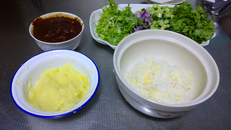 缓解春节油腻清口营养东北饭包,把做好的米饭盛出备用