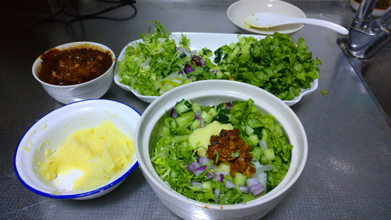 缓解春节油腻清口营养东北饭包,将土豆泥,生菜丁,黄瓜丁,洋葱丁,香菜段,苦苣段等蔬菜与米饭充分搅拌。