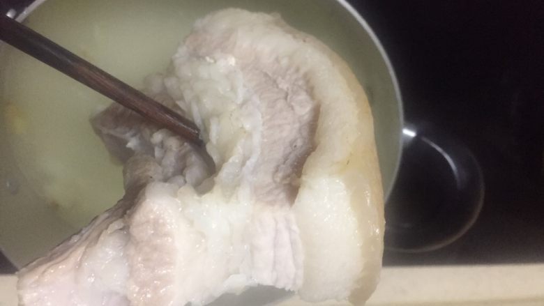 渝派回锅肉,锅里煮的五花肉用筷子试插入无血水溢出,就捞起来