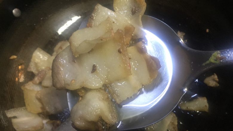 渝派回锅肉,炒出五花肉呈微透明,起卷,出油