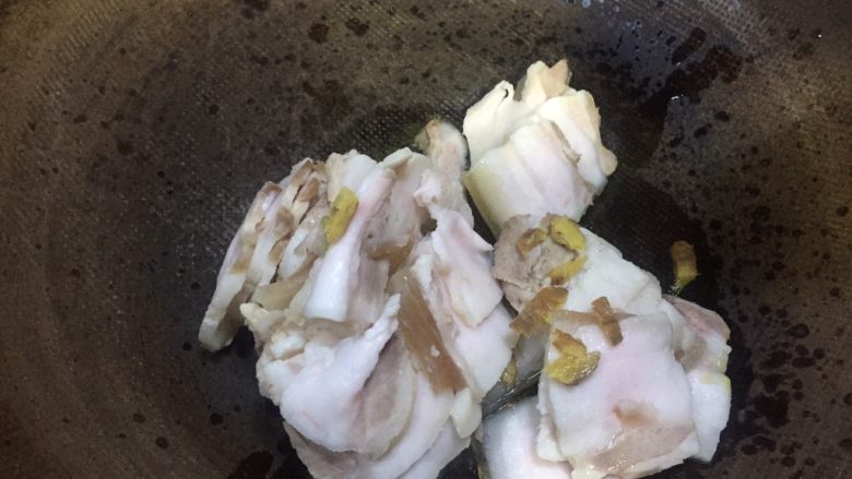 渝派回锅肉,中火,油温五层倒入切好的五花肉稍炒一下