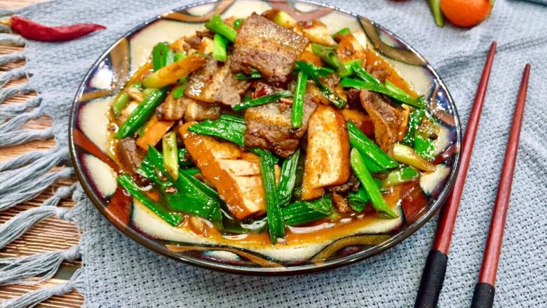 渝派回锅肉,焦香四溢的回锅肉就美美登场了,豆腐干软滑细腻入味,三线肉入口浓香回味无穷,太下饭了!川渝两地家喻户晓人人爱吃!