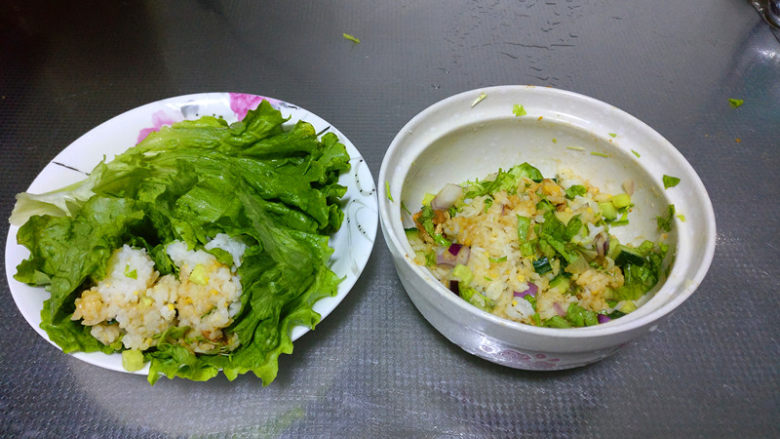缓解春节油腻清口营养东北饭包,用生菜或白菜叶子包入搅拌后的饭包芯,需大口食用,才能体验到满满的幸福感。