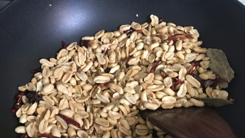 酒鬼花生,小火炒出香味 把火调到最小