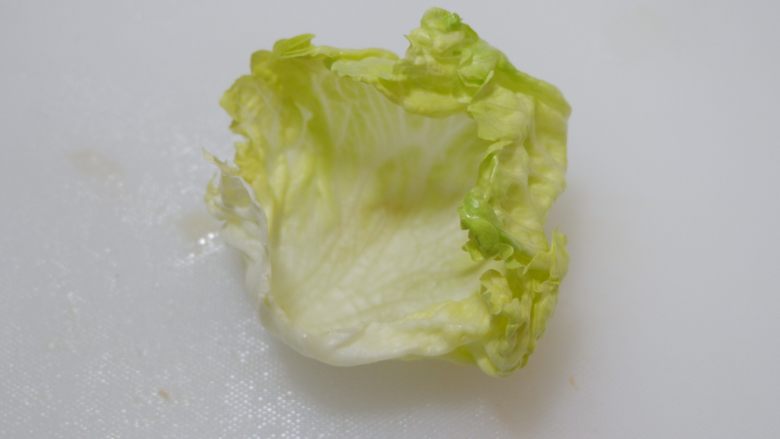 黑椒鸡肉生菜卷,将叶片小心的剥下来,不要弄碎哦。
