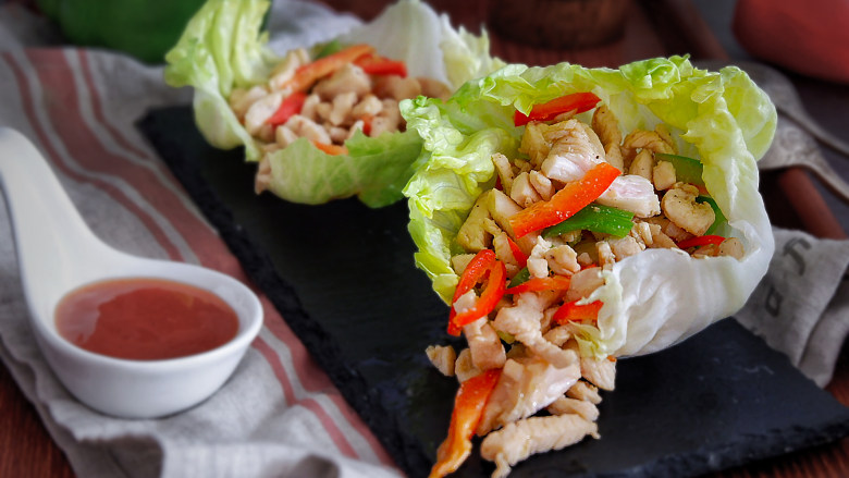 黑椒鸡肉生菜卷,配上一碗<a style='color:red;display:inline-block;' href='/shicai/ 7617'>甜辣酱</a>,抓起一个包一包蘸一下酱,完美!!!