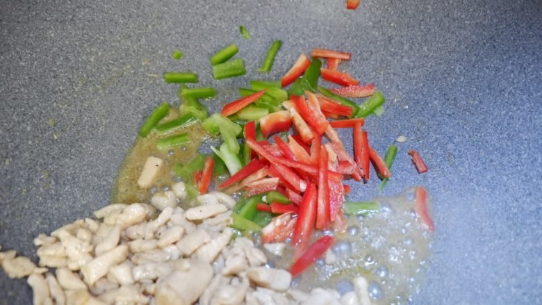 鸡肉炒饭生菜盅,放入青红椒。