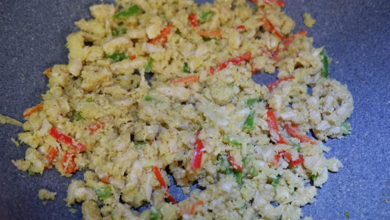 鸡肉炒饭生菜盅,翻炒均匀,出锅装在做好的生菜碗中即可。