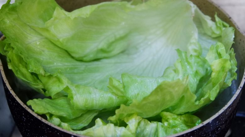 蚝汁生菜饭包,将生菜叶下入焯烫至软。