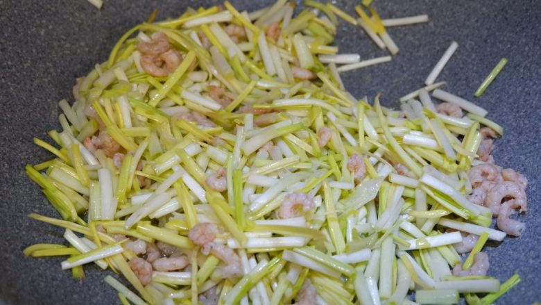 韭黄虾仁炒蛋,翻炒至虾仁变色,韭黄见软、