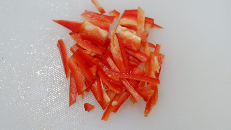 假米饭鸡肉青椒盅,健康减肥,低脂代餐,红椒切成丝。