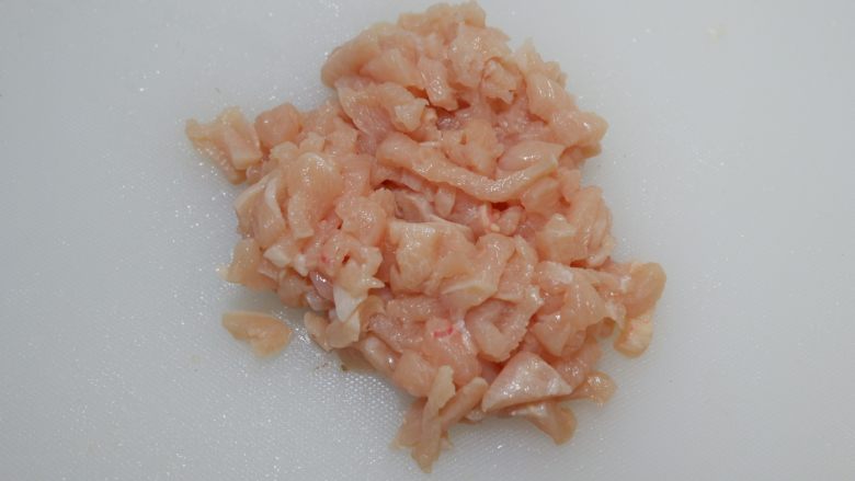 假米饭鸡肉青椒盅,健康减肥,低脂代餐,鸡胸肉洗净,切成小碎块