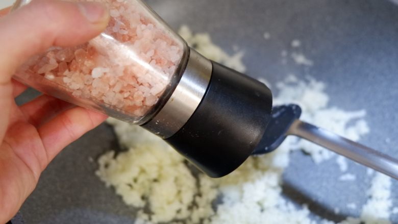 假米饭鸡肉青椒盅,健康减肥,低脂代餐,加入适量海盐调味。翻炒均匀断生后装出备用。